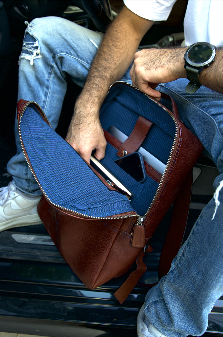 Multiple interior pockets organize your clutter